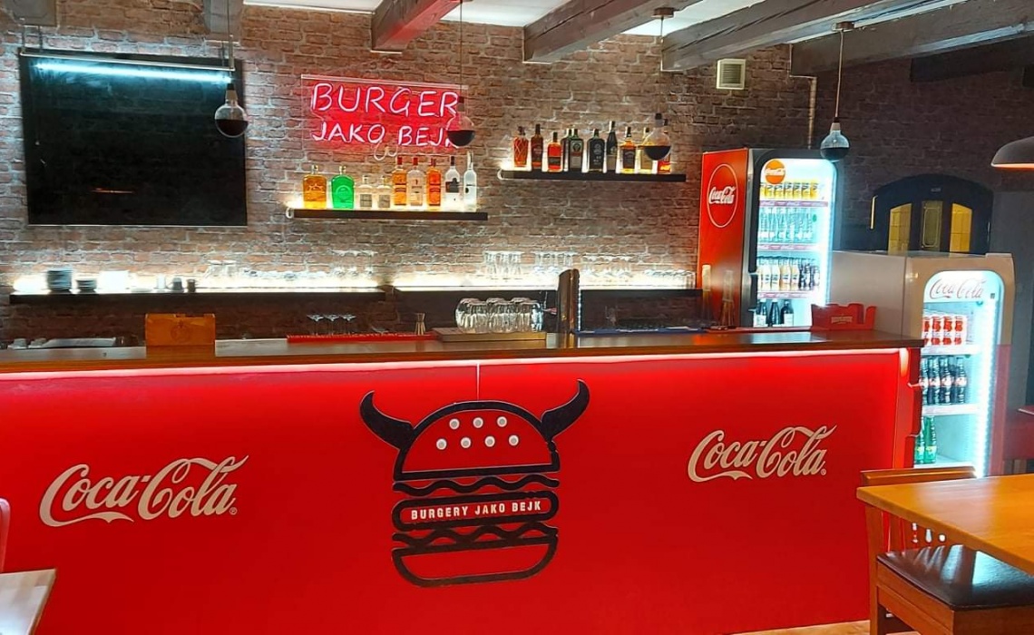 plastické logo a řezané samolepky na barpult - Pixel reklama